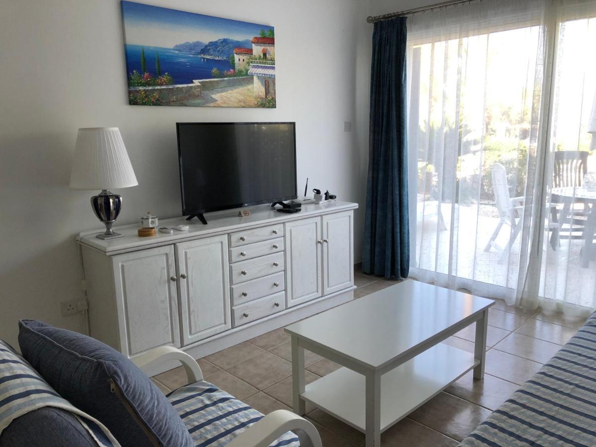 Modern, pool-side 2 bedroomed apartment Paphos Buitenkant foto