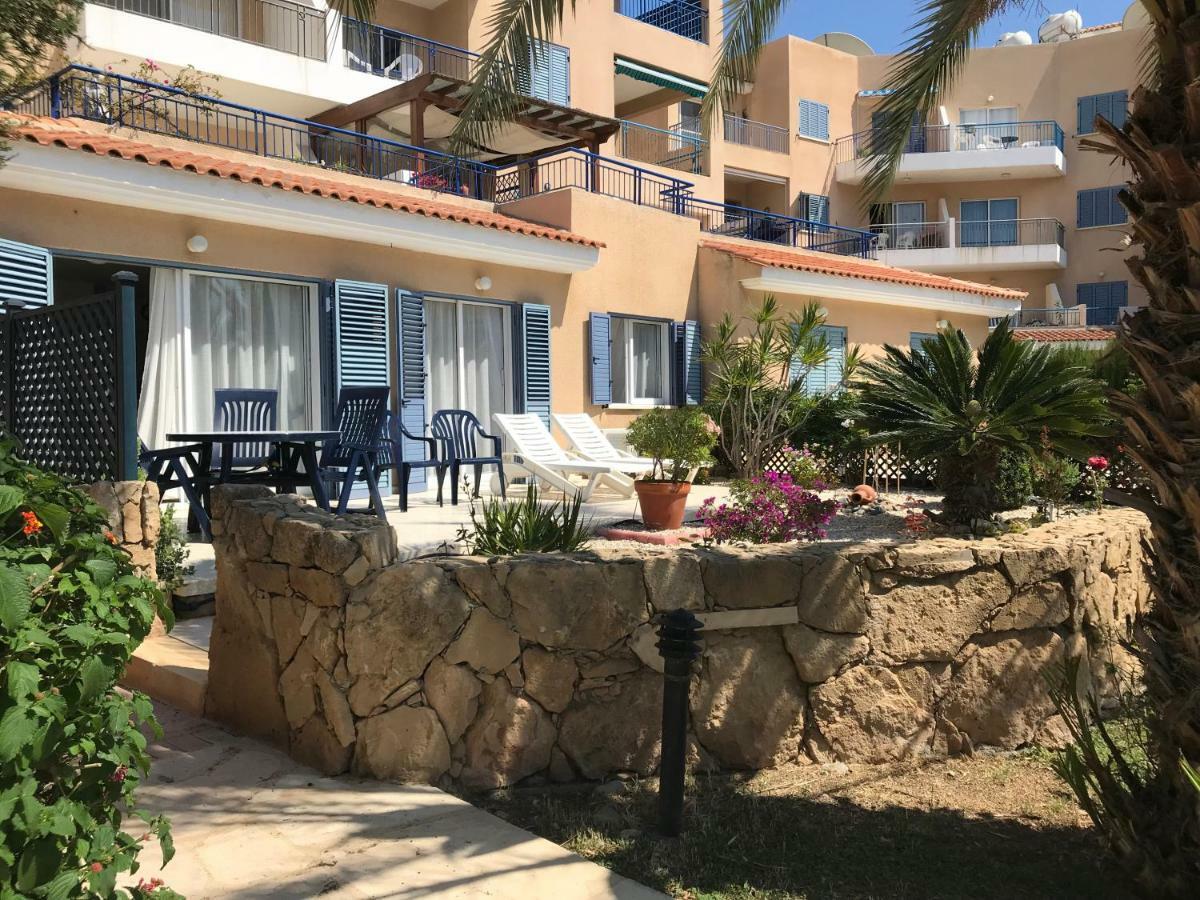 Modern, pool-side 2 bedroomed apartment Paphos Buitenkant foto